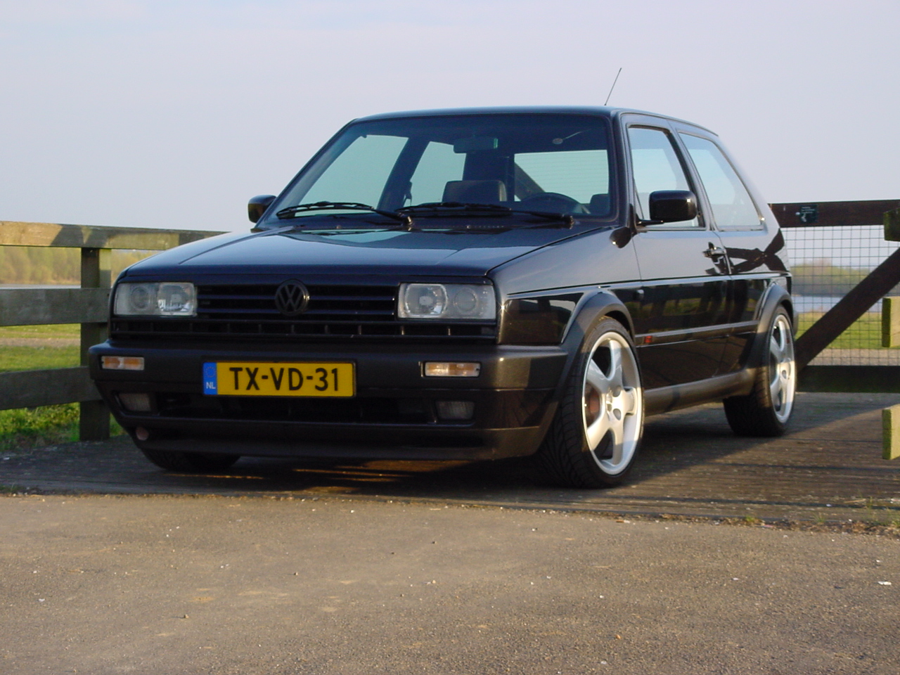 Volkswagen Golf II GTI G60 van Marco voor het hekwerk